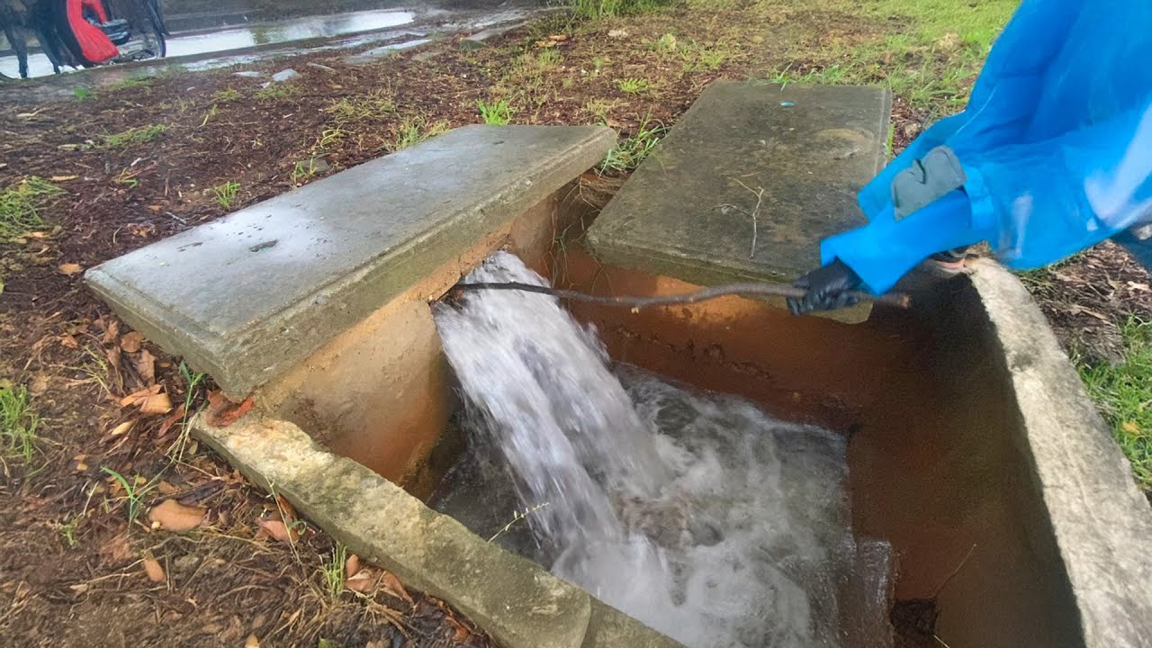 Huge Street Flood Drains in Minutes After Clearing Blocked Drain - YouTube