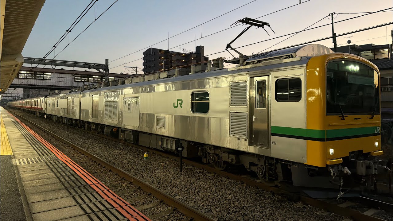 【4K高画質】【E233系501編成  AT入場配給（機器更新）】クモヤE493系オク02編成＋E233系5000番台ｹﾖ501編成が静かに鴻巣駅を発車するシーン（配9745M）2025.12.11