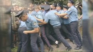 الأوكرانيون غاضبون من عناصر الشرطة screenshot 4