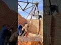 3人の男がクレーンを使わずに巨大な鉄骨屋根を持ち上げる方法：現代の工学技術と古代の技術の融合　田舎の建築の秘訣　狭い場所での建築の天才的な裏技