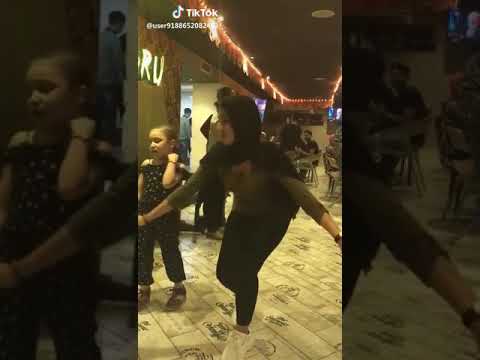 رقص بنت علي مهرجان في كافيه احلي رقص