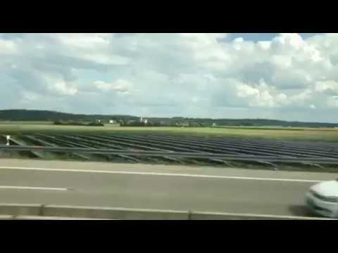 მზის ენერგიის პანელები ევროპულ სოფელში