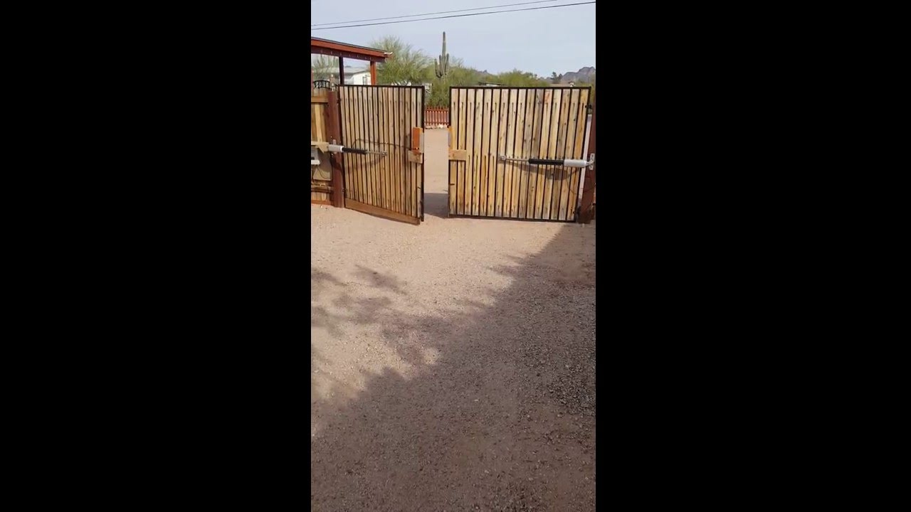 ALEKO® GG900 AC/DC Dual Swing Gate Operator