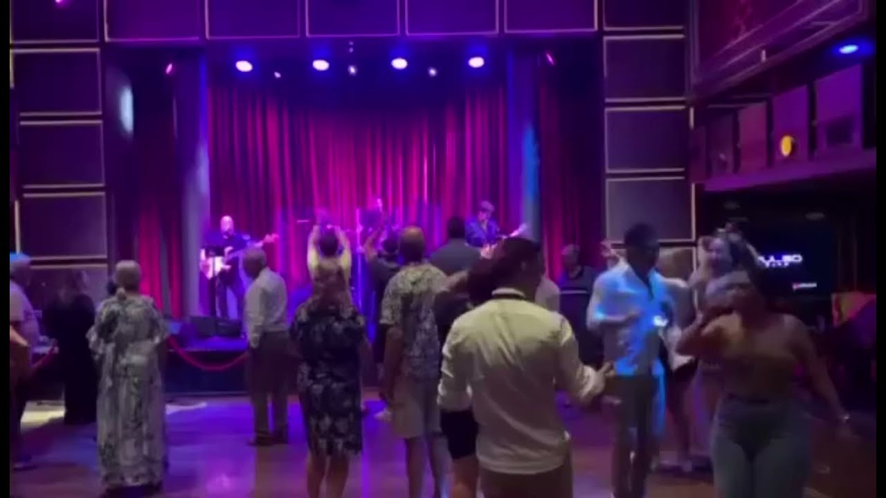 Don’t stop believing cover @ music hall royal Caribbean ovation of the seas | JULIE COVERS