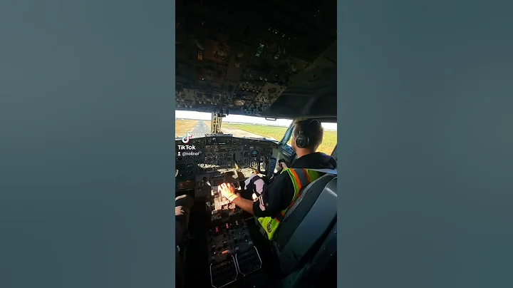 Landing the all mighty B737-200 in Yellowknife! #nolinor #shorts