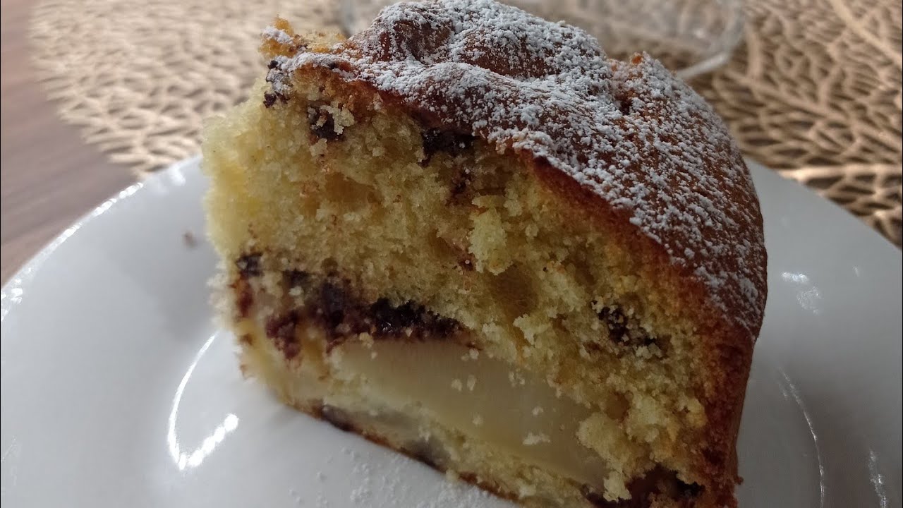 Torta di pere e gocce di cioccolato al profumo di cannella