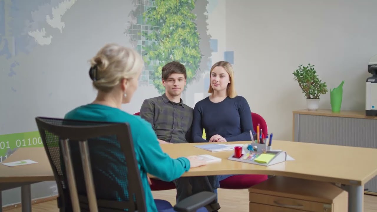 Junges Paar in der Schwangerschaftsberatung