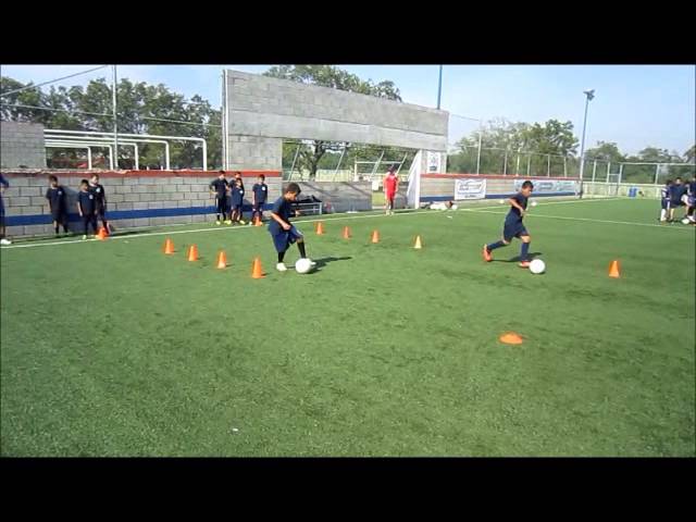 Entrenamiento Con Conos Sesión Entrenamiento Fútbol Para Niños Campamento  Fútbol: fotografía de stock © matimix #406270616