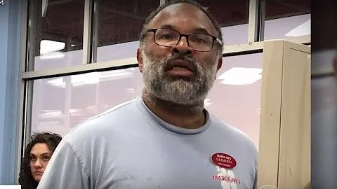 Photo of "Cosby Show" actor bagging groceries spar...