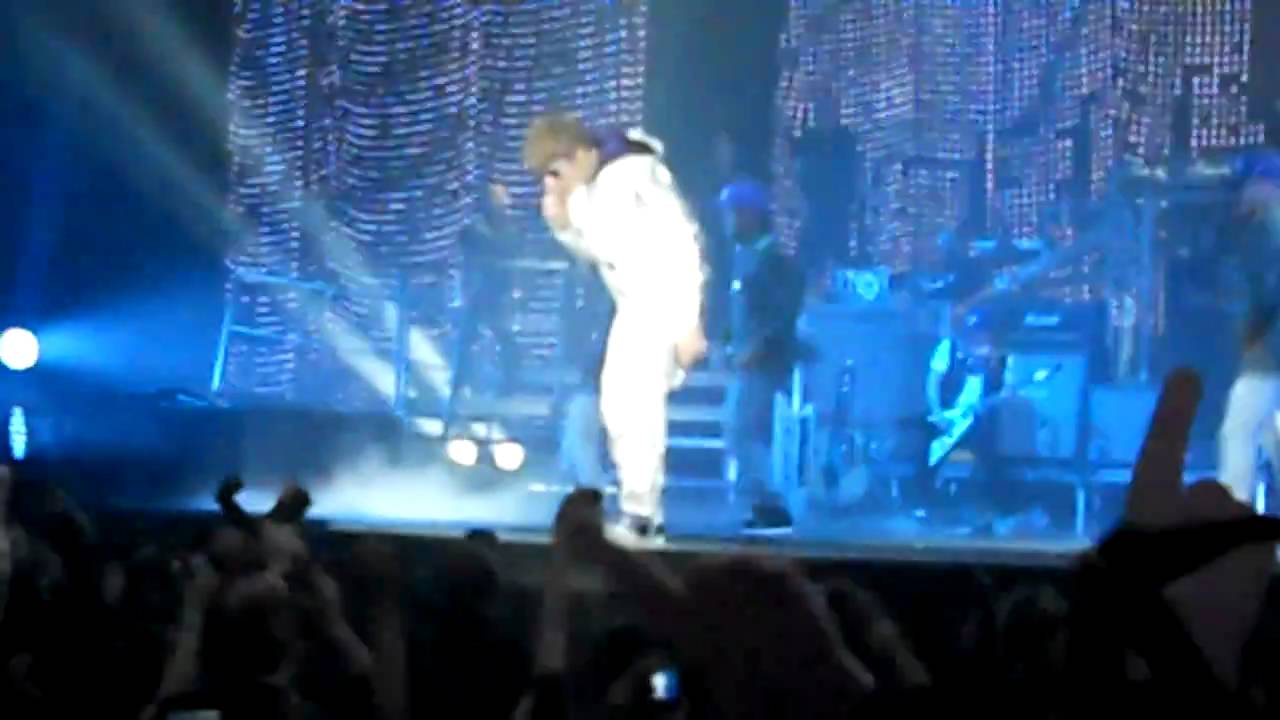 Justin Bieber - My World Tour Live @ The O2 Dublin - 01 Intro & Love Me