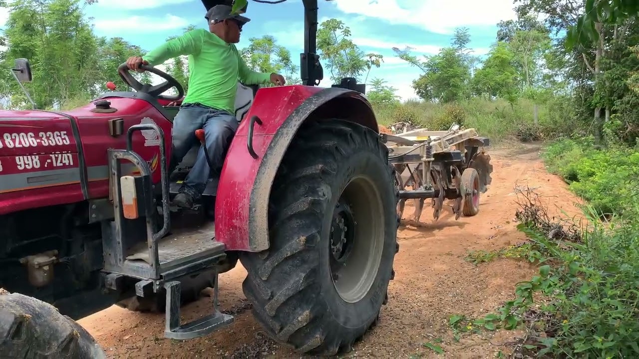 ARANDO A TERRA PARA O PLANTIO DE MANDIOCA!