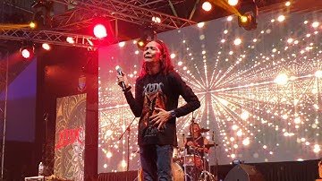 Di hujung lagu Mael menangis... intro lagu ni saja dah main perasaan