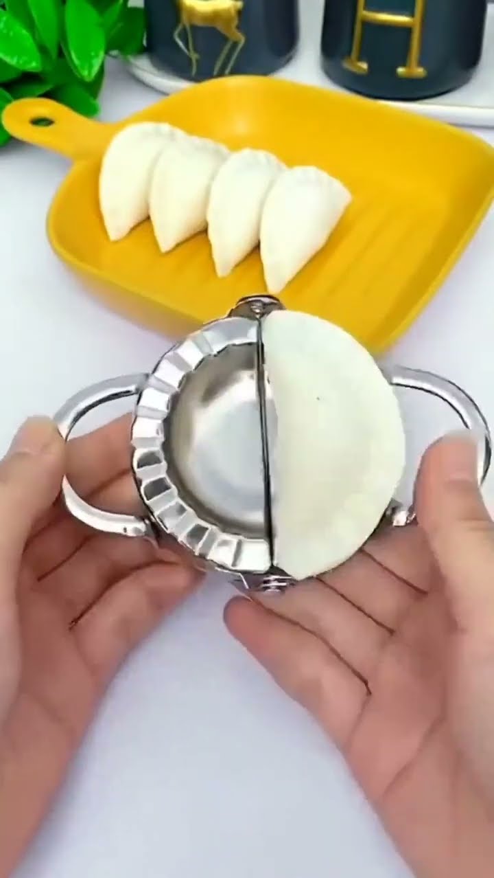 This dumpling mold can be a great helper for you when you make dumplings, ravioli, fruit pies.