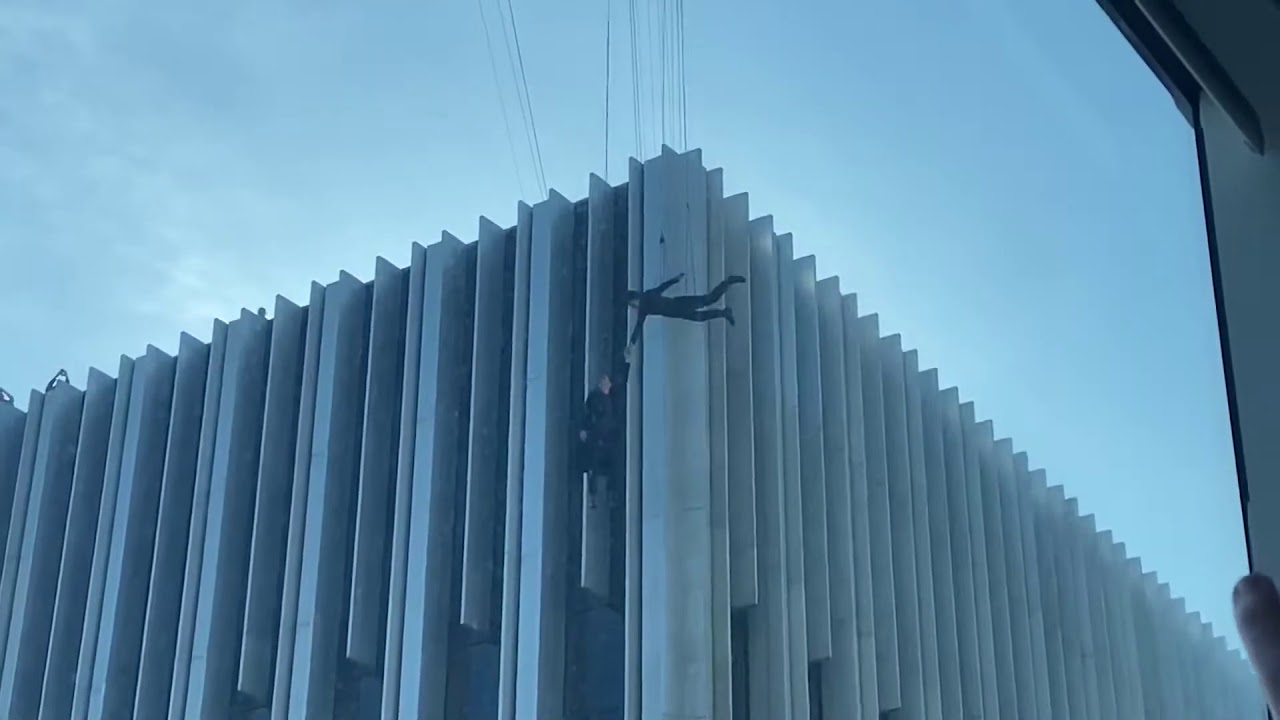 Matrix 4 Movie!! KEANU REEVES Jumping off a roof in San Francisco ...