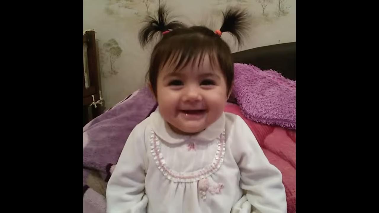 девушка смеется. дочки смех. дети смеются. дочки смех. малыш смеется.