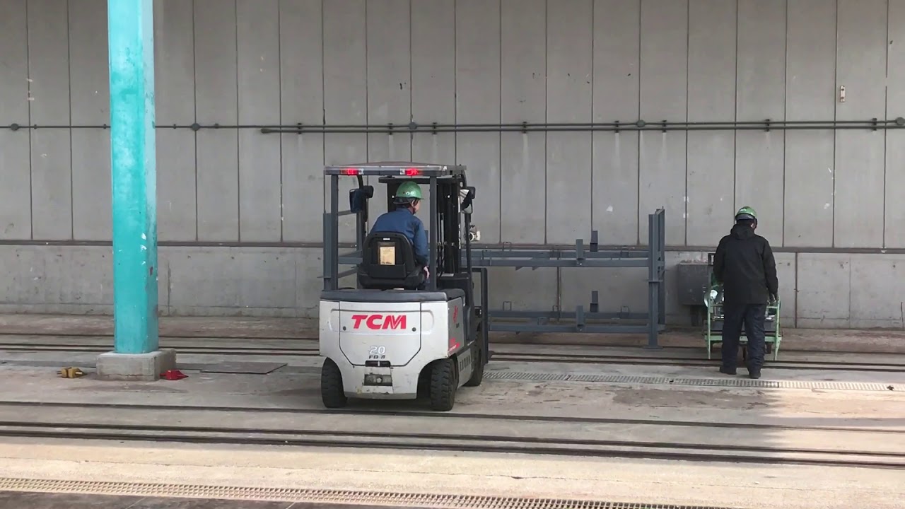 阪急 正雀工場より サザエさんのサントラが流れるフォークリフト