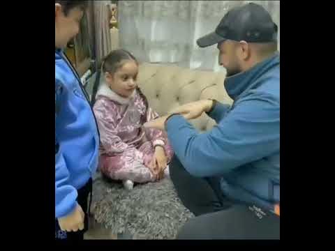 Сын бьет, а дочь целует… #сын #дочь #папа #семья - YouTube