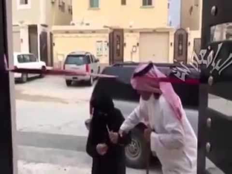 سعودي يجعل والدته تفتح منزله