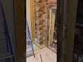 Реконструкция старого деревянного дома. Как установить стандартную дверь в нестандартный низкий сруб