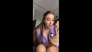 Awenlis live doing make up 
