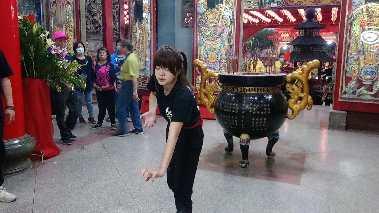 【#正妹/虎爺乩參禮虎虎生風#正妹/特殊神明乩吐舌頭持令牌參禮/乩童/廣澤尊王/都府城隍爺持燃香淨身參禮殿內退駕】麻豆代天府進香團/台北照元宮