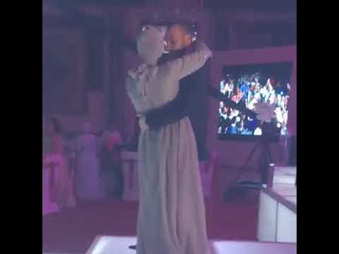 إنتي لسة زي مانتي قمر في عيني عمرو دياب