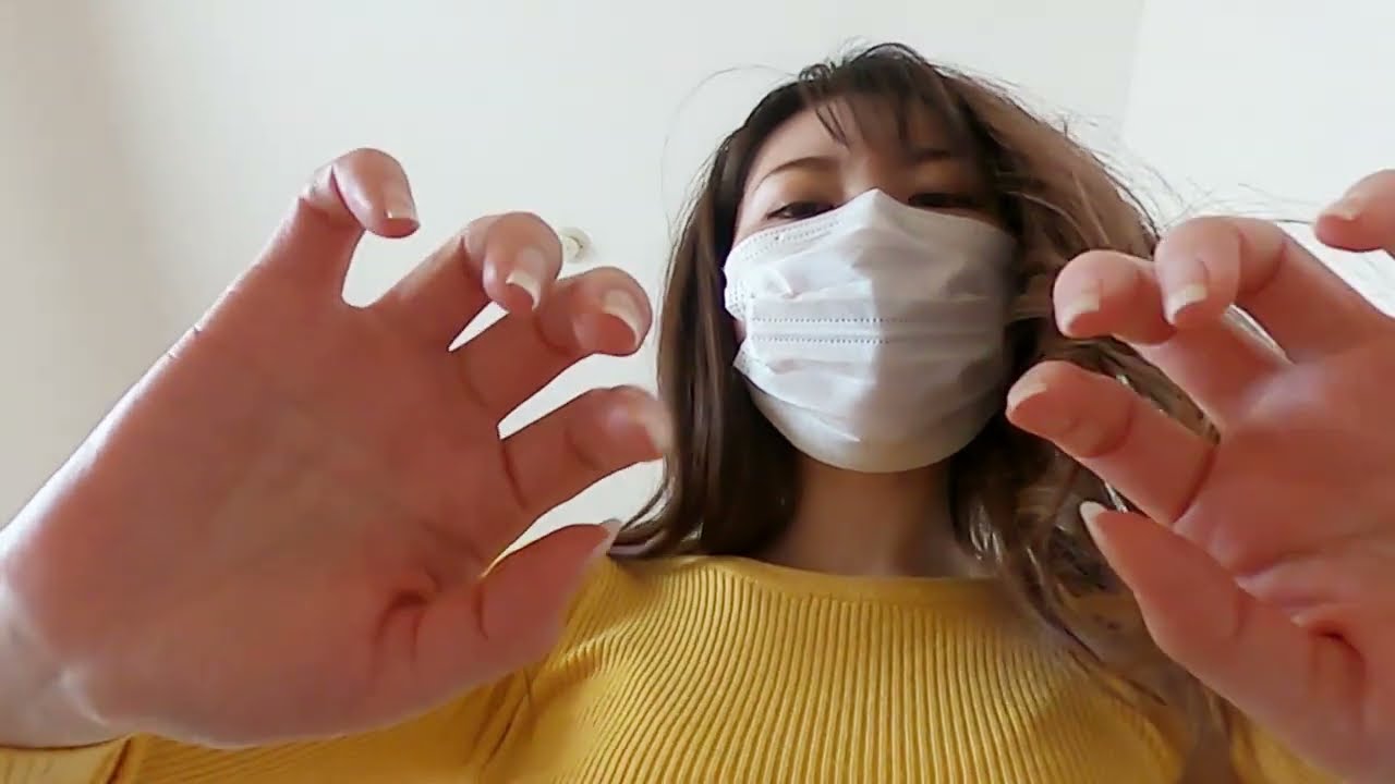 部下をくすぐって褒める上司/The boss tickles his subordinates and praises them