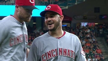 CIN@HOU: Suarez fields a sharp grounder, gets out