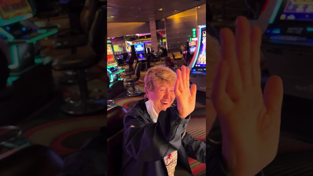 I Gave This Lucky Lady $200 and It Was Amazing! Max Bet Experience (Your Luck Has Arrived)