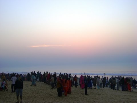Бенгальский залив, Индия. Сотни людей встречают рассвет.