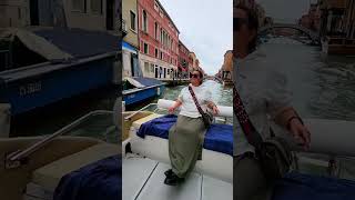 Сидя на синем полотенце, наслаждаться Венецией