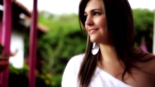 Video thumbnail of "LA MAS BELLA FLOR"