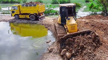 NICELY!Start Project Landfill By Excellent Skill DriverDozerKOMATSU DR51PX Push &5T Trucks unloading