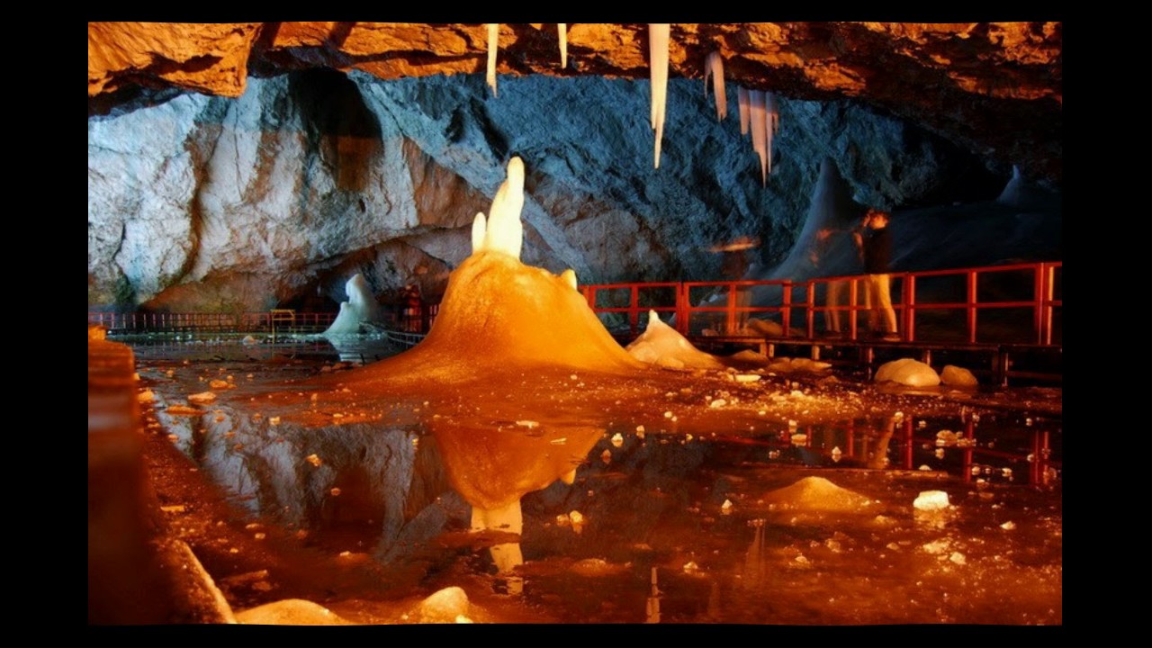 Big mother nature cave. Скэришоара Румыния. Пещера Pestera Scarisoara. Romania пещера. Мраморные пещеры Румыния.