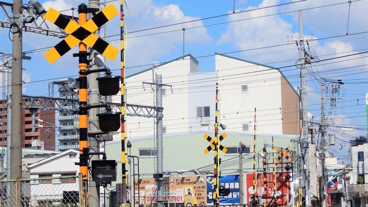 鉄道　踏切ランプ？ 踏切】JR常磐線 2種類の細い警標がある踏切 (Railroad crossing