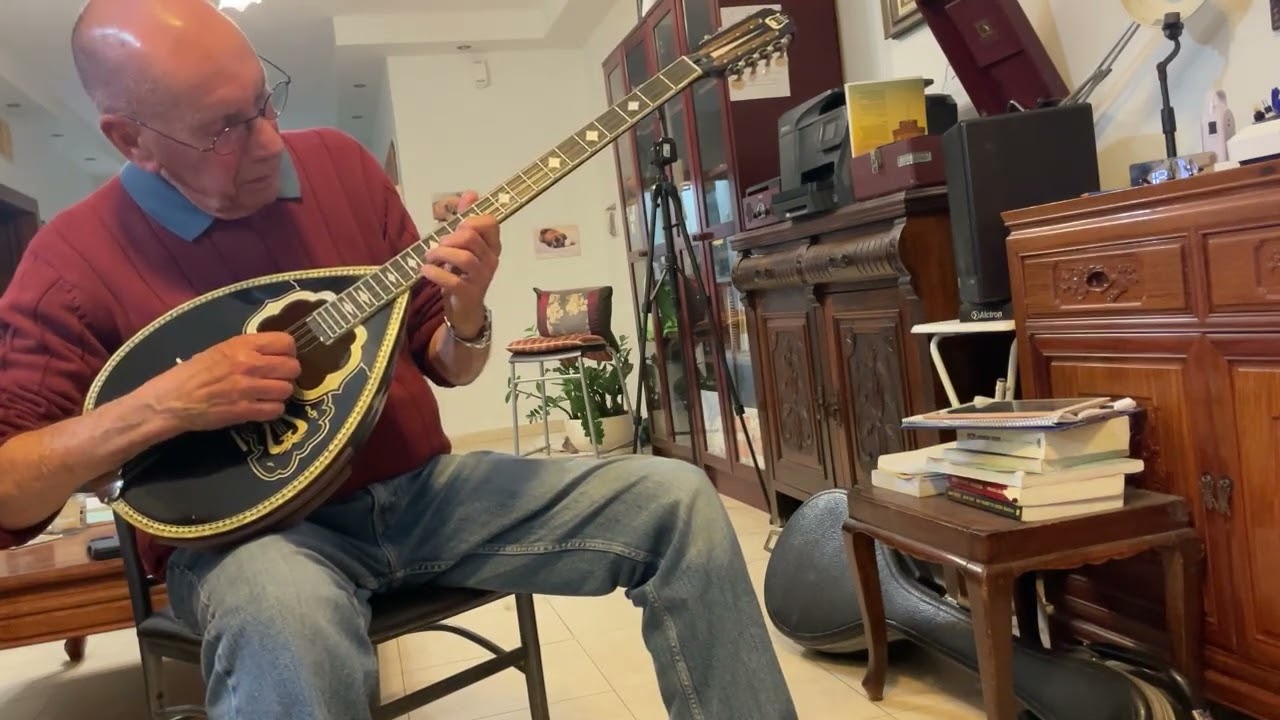 תלמידים מנגנים-אולפן בוזוקי