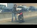 【感動】車通りの多い大通りの真ん中で突然バイクを降りる男性。目線の先には・・彼の取った行動に、世界中で絶賛の声