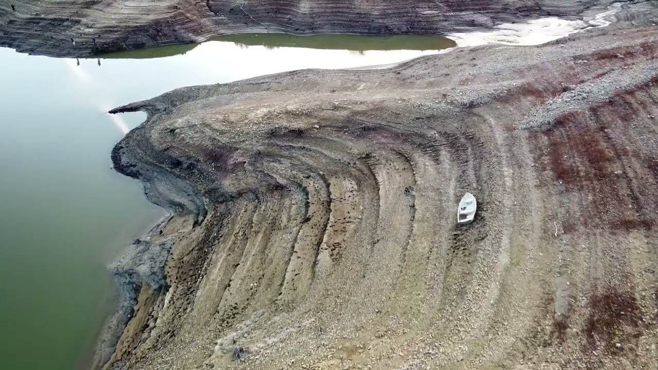Wysychający zbiornik wodny w Klimkówce odkrywa historię zalanej wsi Beskid Niski