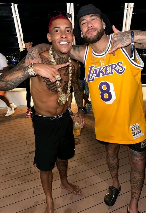 MC POZE CANTANDO E NEYMAR TOCANDO RINDO , EU VOU TOMAR UM TACACÁ.