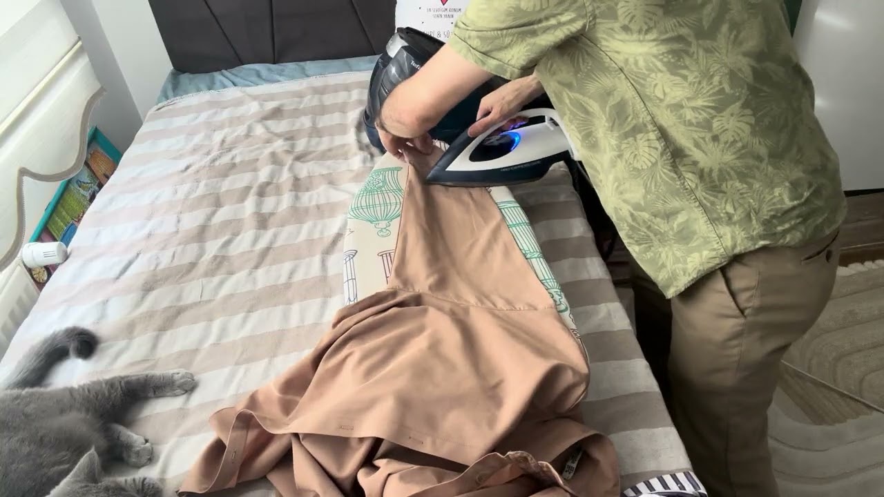 Eşimin gömleklerini ütülüyorum 