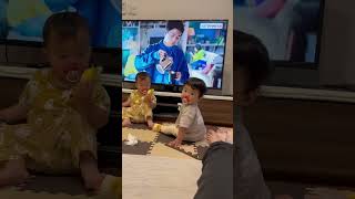 【ママに呼ばれたので振り向いてみました】双子の日常  #双子 #赤ちゃんのいる生活 #baby #1歳