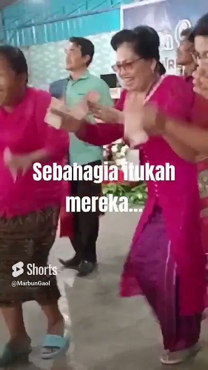 SADIS IBU IBU INI MELUAPKAN EMOSINYA DENGAN BERGOYANG #viral #tradisibatak #trending