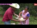 Preparando un exquisito mole de guajalote para celebrar el cumple de Almita