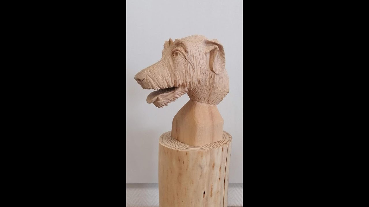 Irish Wolfhound Kopf schnitzen, Bildhauerin Melitta Kommnick