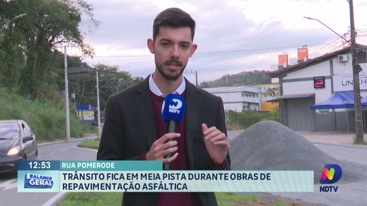 Rua Pomerode: trânsito fica em meia pista durante obras de repavimentação asfáltica - Foto
