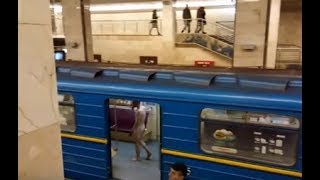 В киевском метро голый мужчина ворвался в кабину машиниста поезда