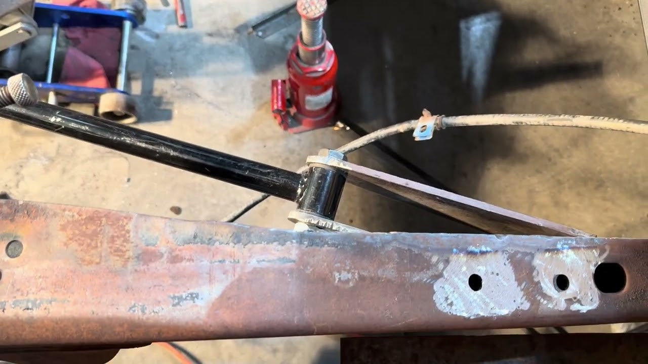 Верхние 4-рычажные тяги приварены к месту на грузовике Chevrolet 1946 года выпуска.