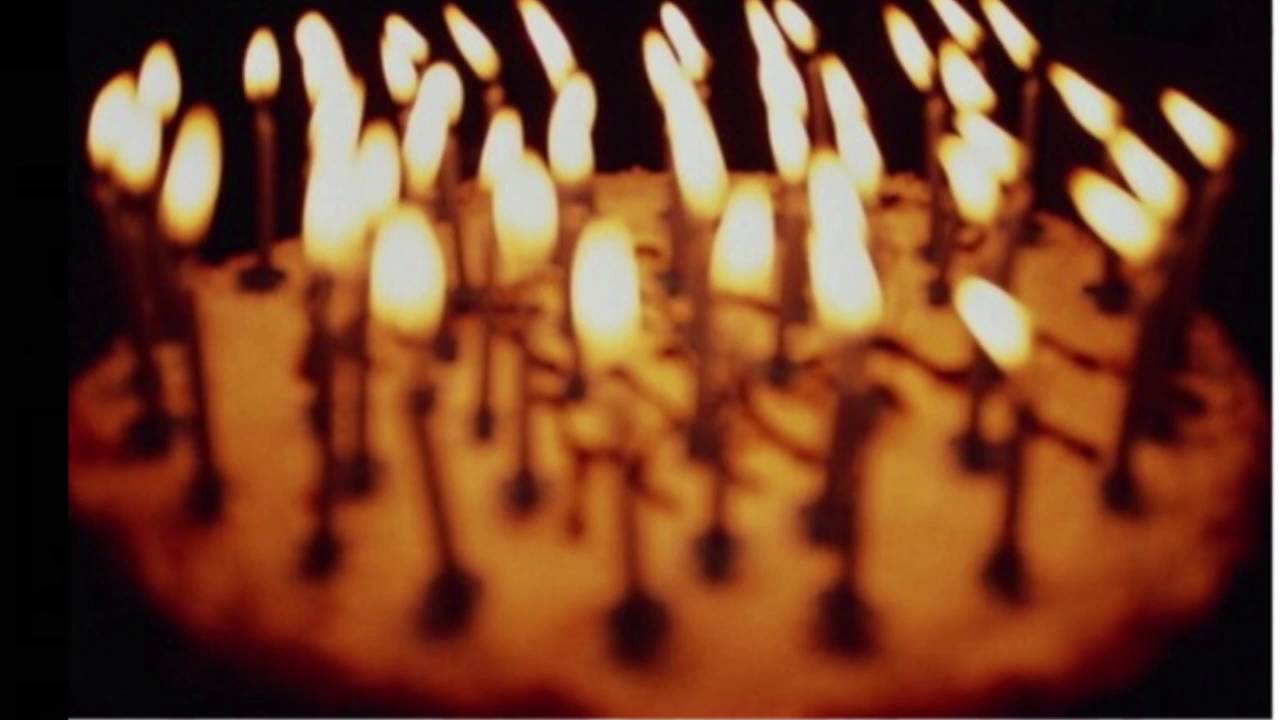 Задувает свечи. Задуем свечи в твой день рождения слушать. Задуть свечи на день рождения. Свеча в торт "с днем рождения". Задувает свечи на торте.