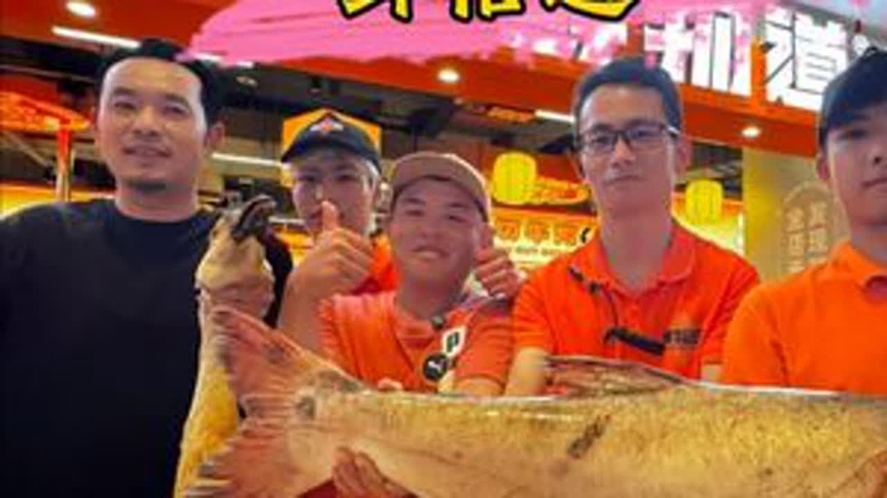 相互信任，交换美好！来潮汕怎么能不吃一顿海鲜呢，钓鱼换大螃蟹，你们觉得老板亏不亏...#2025dou来钓鱼 #原来钓鱼才是抖音运动顶流 #领路人 #钓鱼就用云飞鱼