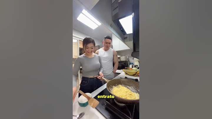 Questa ragazza ha cucinato le uova con troppo sale 😲